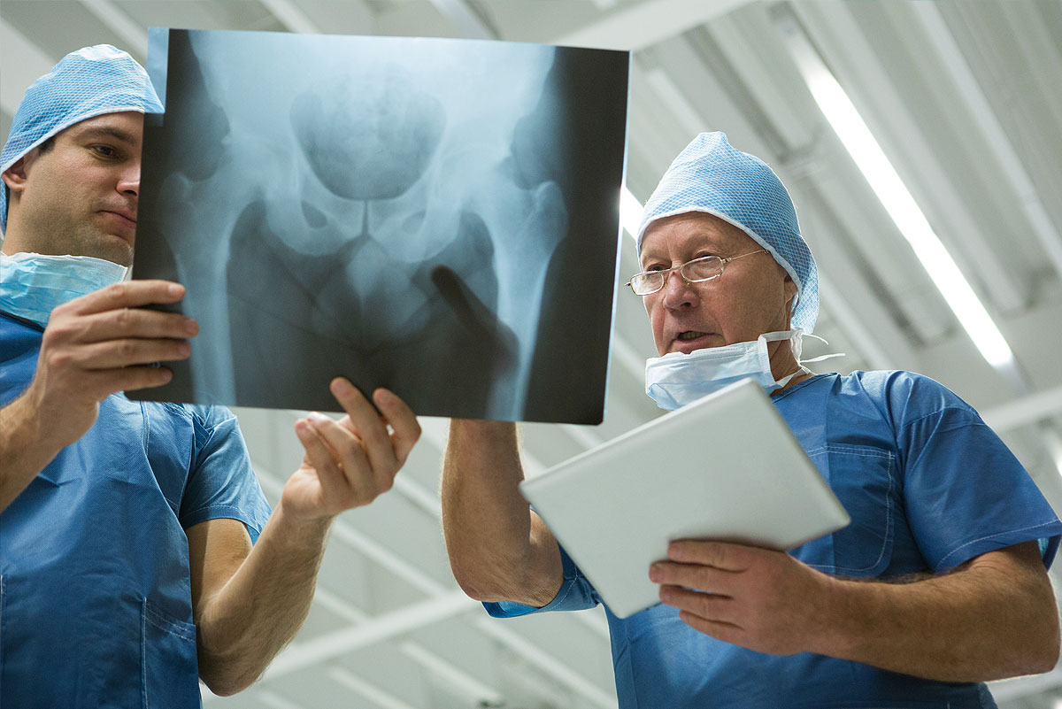 Krankenversicherung – Ärzte mit Rötgenbild